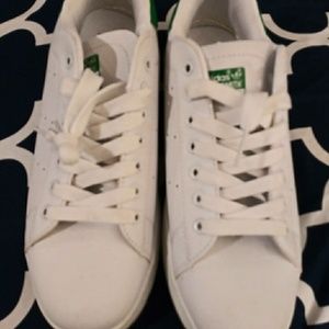 Adidas Stan Smith tennis shoes.